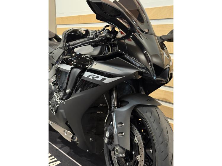 YAMAHA R1