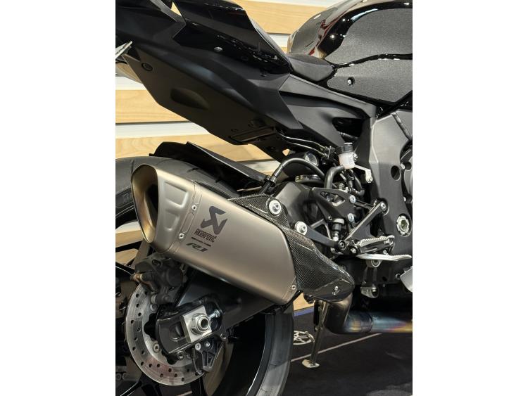 YAMAHA R1